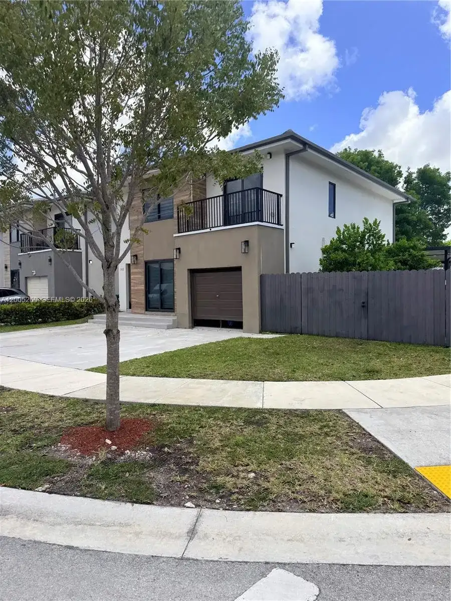 102 NW 10th Pl, Florida City FL 33034 photo 2