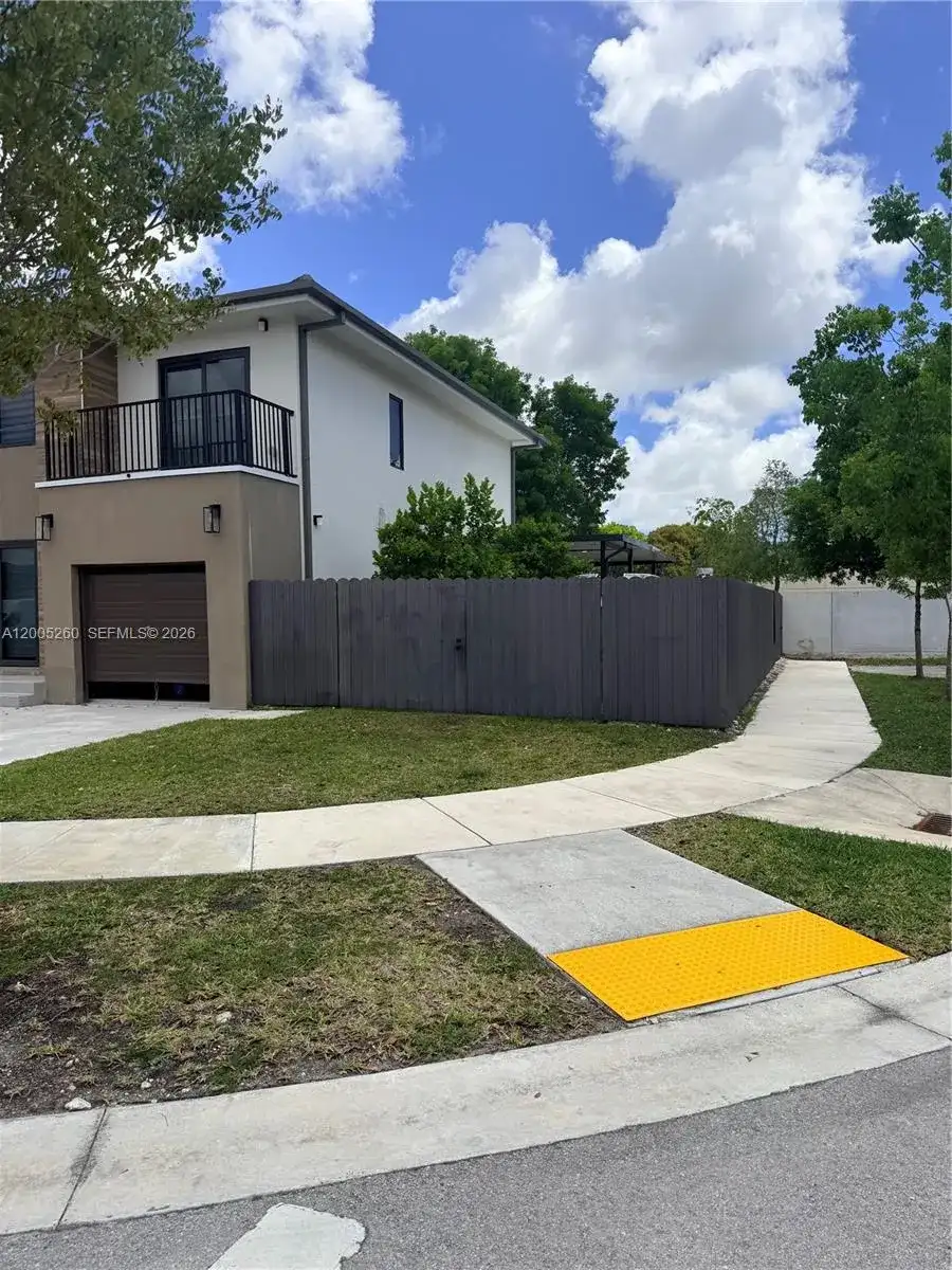 102 NW 10th Pl, Florida City FL 33034 photo 3