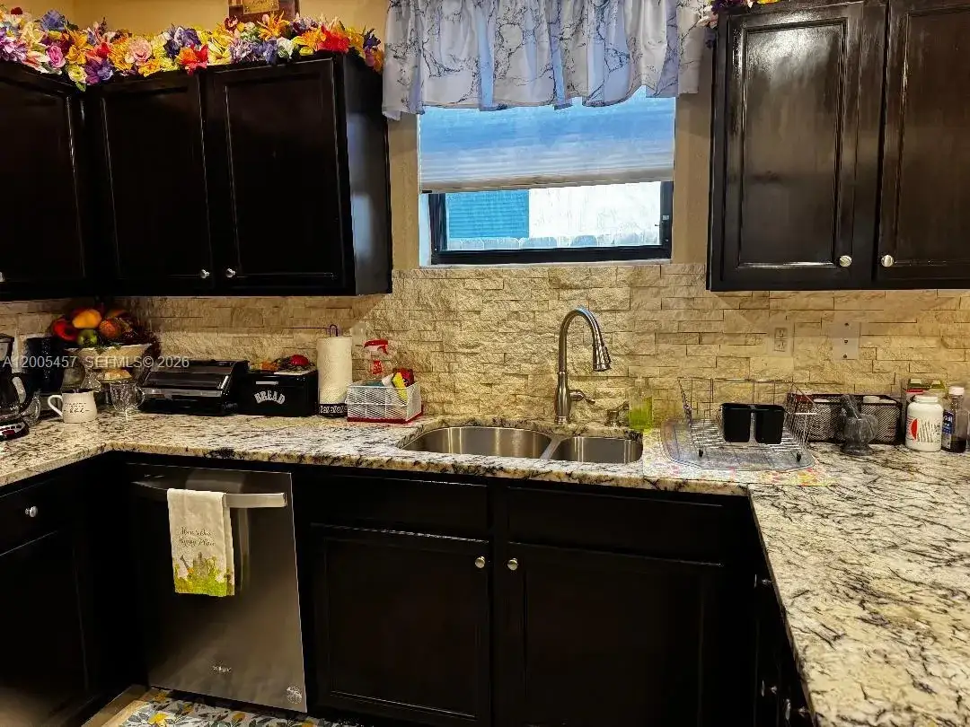 595 SE 33rd Ter, Homestead FL 33033 photo 2