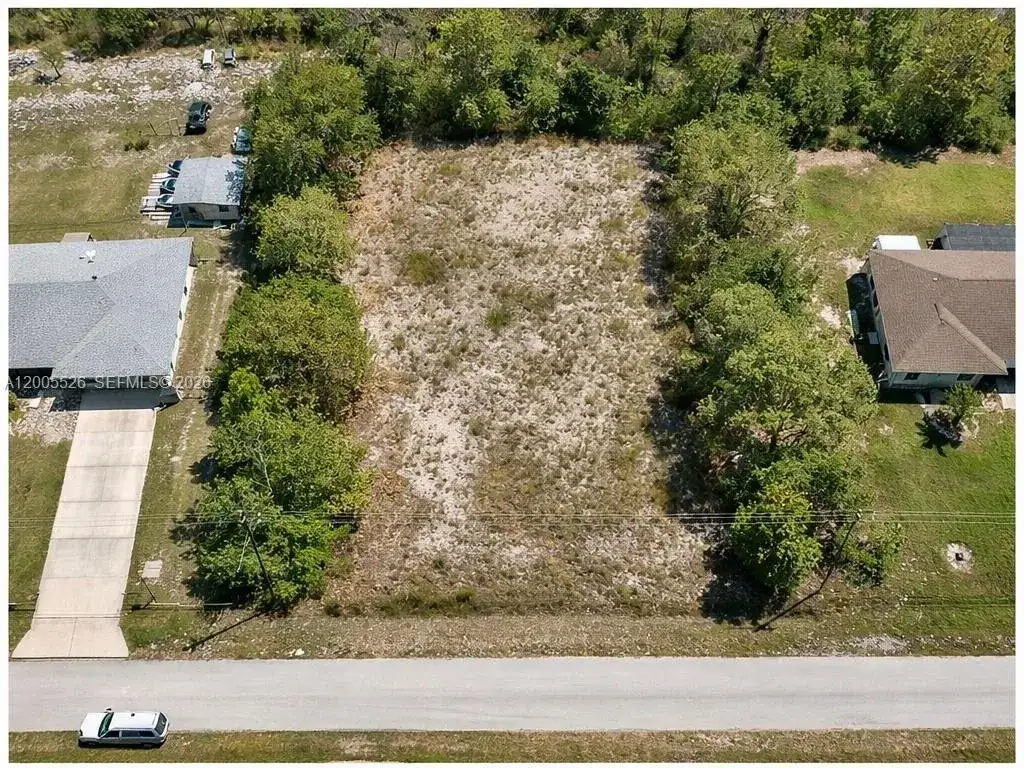 682 Woodcrest Dr, Lehigh Acres FL 33972 photo 2