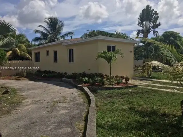 805 NE 138th St, North Miami FL 33161 photo 2