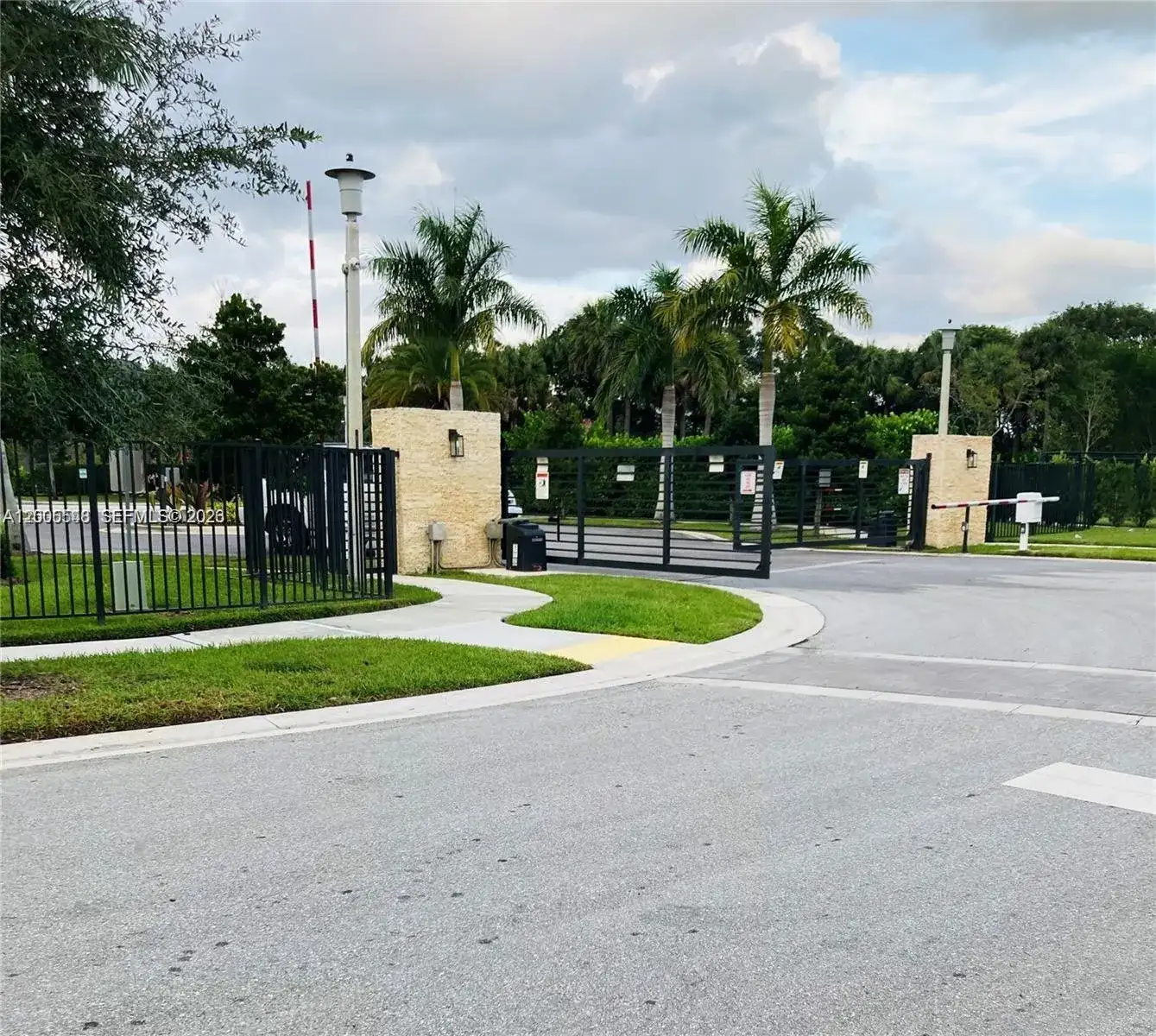 640 Pioneer Way # 640, Royal Palm Beach FL 33411 photo 3