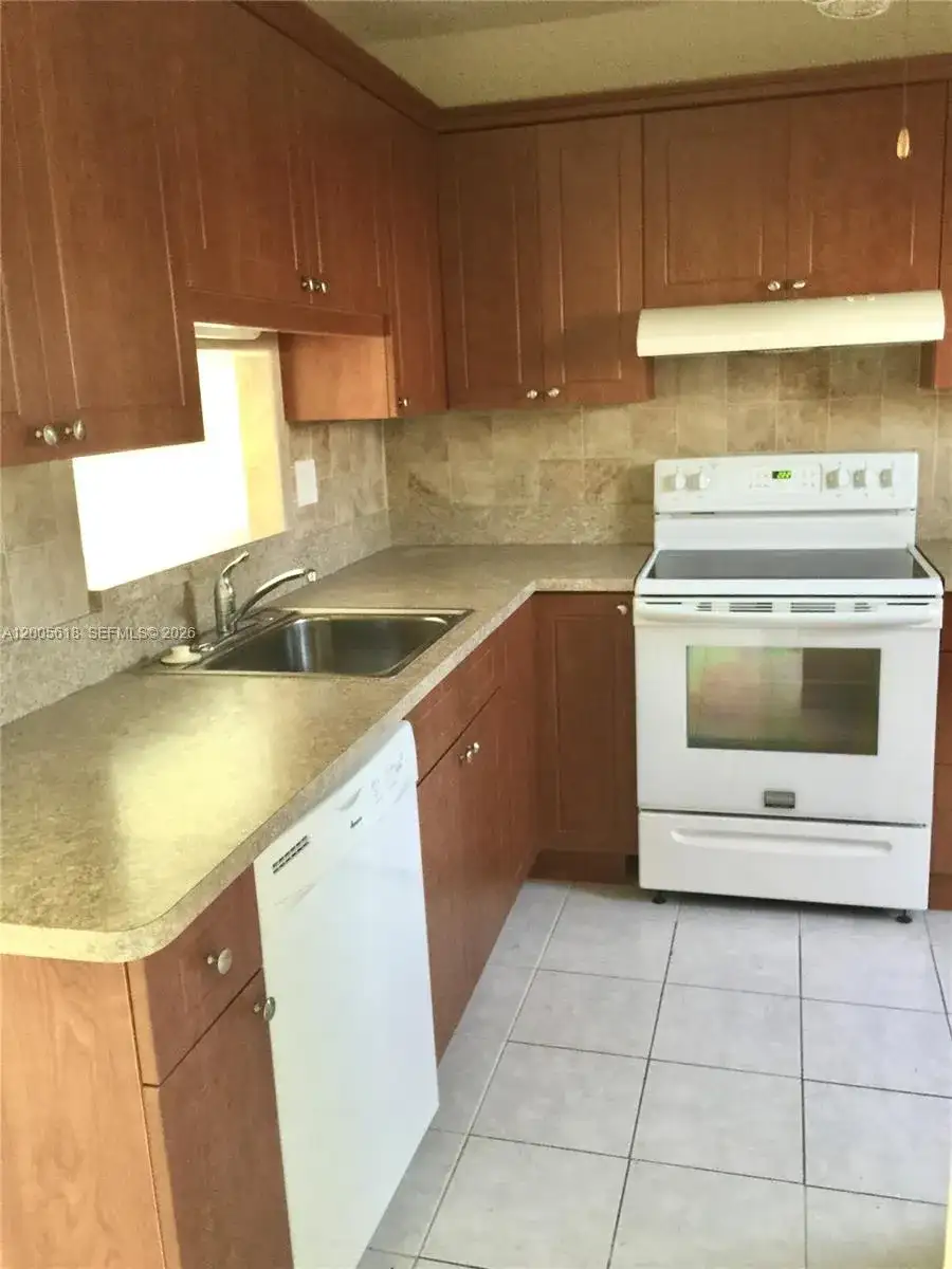 5041 W Oakland Park Blvd # 110, Lauderdale Lakes FL 33313 photo 2