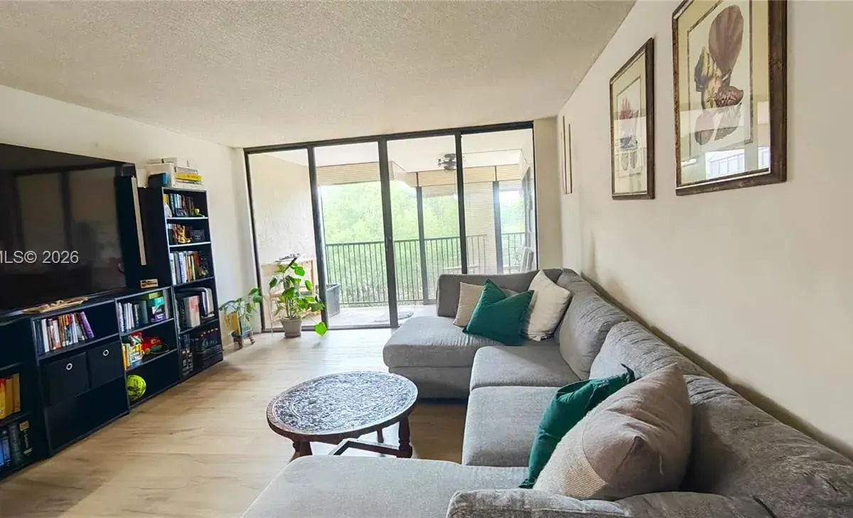 2802 N 46 ave # 520B, Hollywood FL 33021