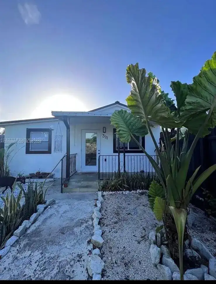 311 NW 32nd Ct, Miami FL 33125 photo 4