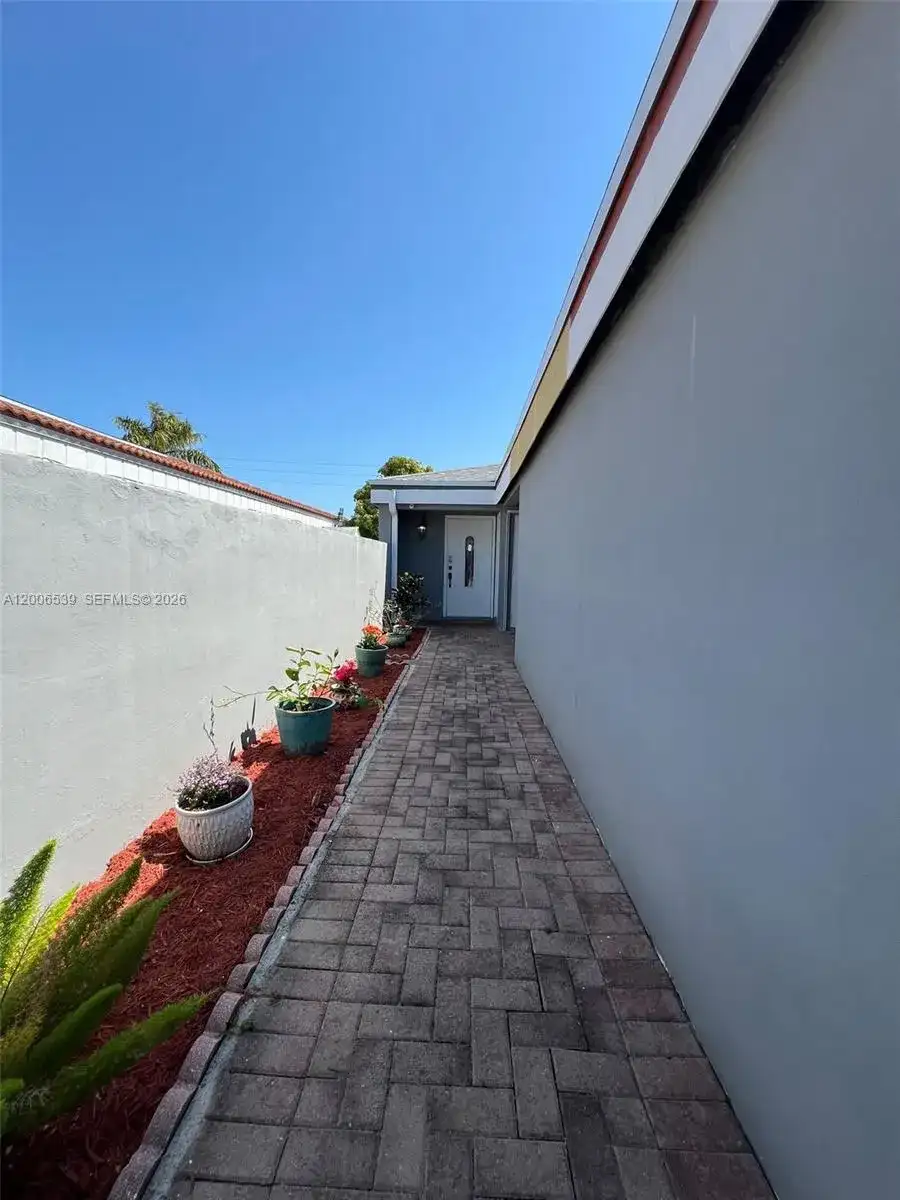 11600 SW 83rd Ter, Miami FL 33173 photo 2
