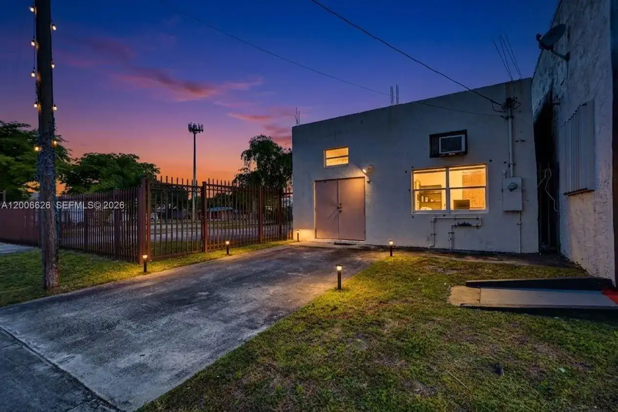 4167 SW 18th St, West Park FL 33023 photo 4