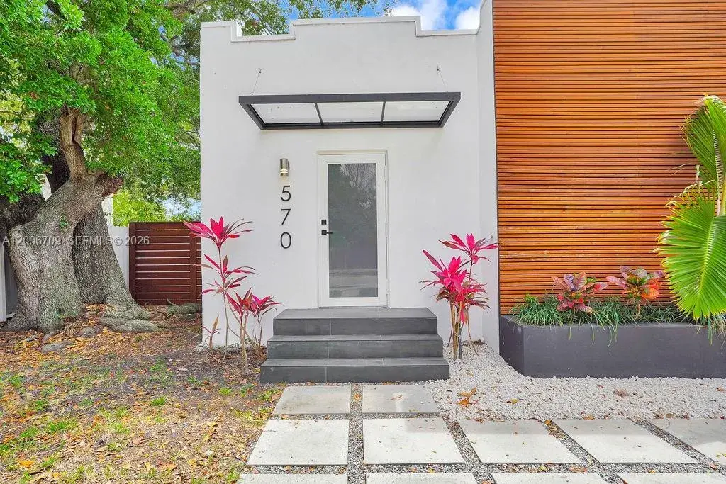 570 NW 48th St, Miami FL 33127