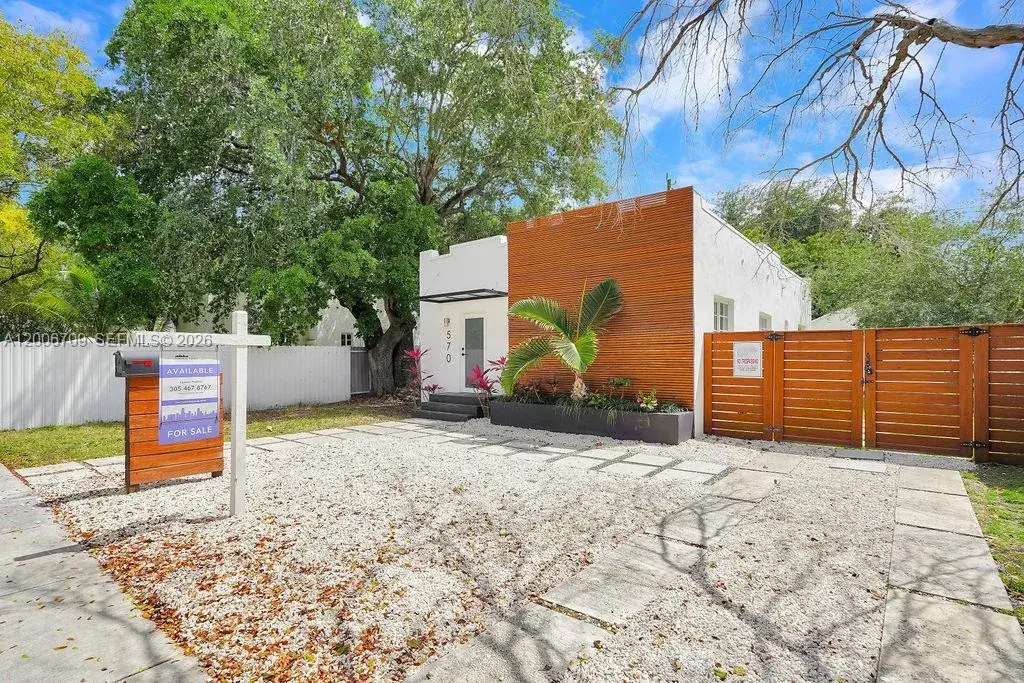 570 NW 48th St, Miami FL 33127
