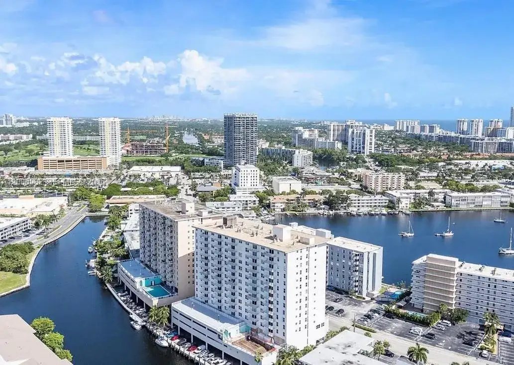 427 Golden Isles Dr # 7J, Hallandale Beach FL 33009 photo 4