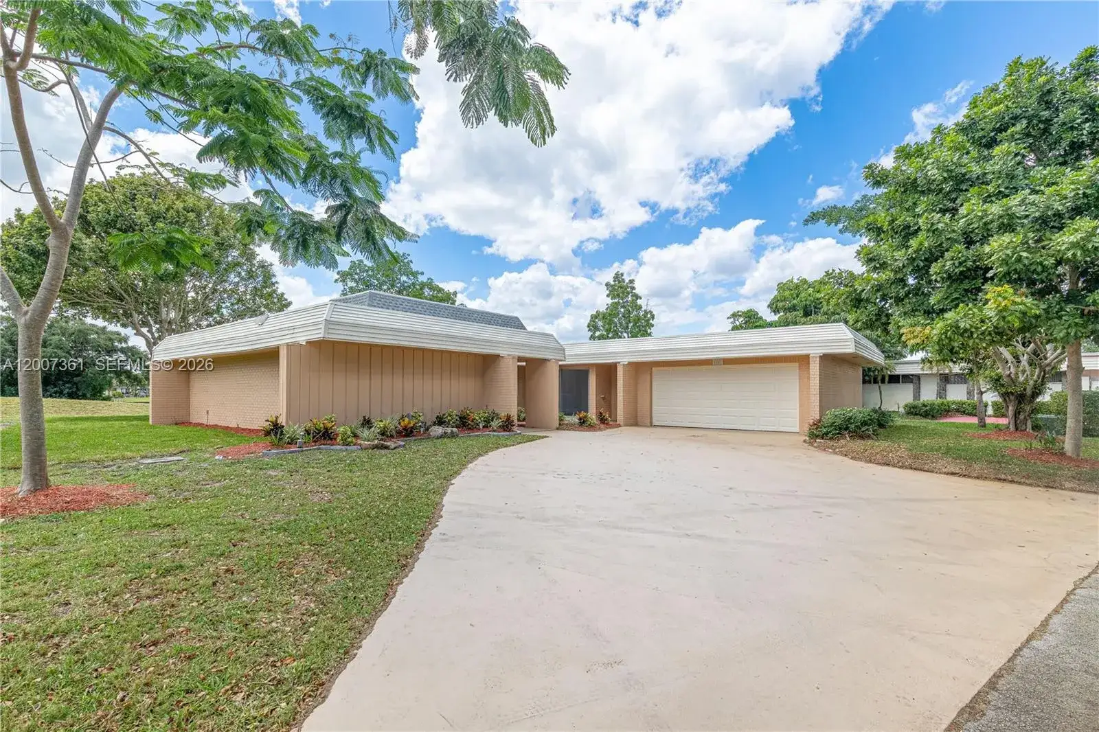 5 bedroom 3 bath Residential for sale at 5201 Yellow Pine Ln, Tamarac FL 33319