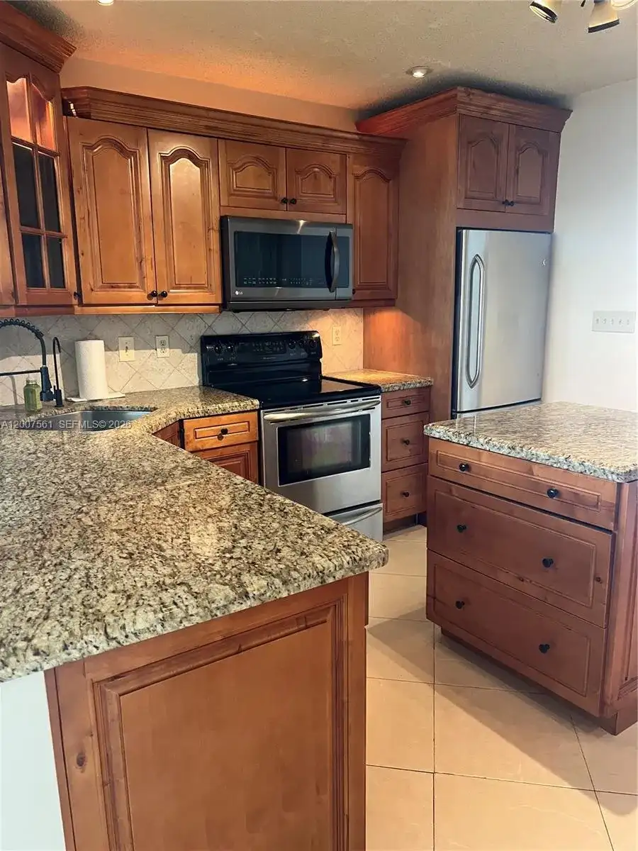 6805 NW 75th St, Tamarac FL 33321 photo 2