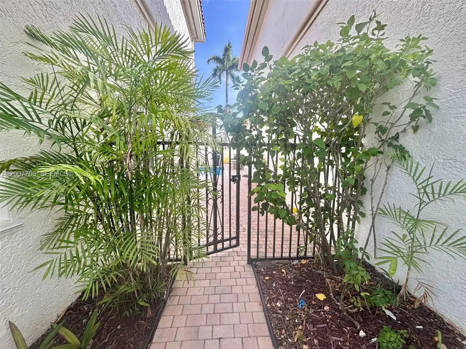 1141 Waterside Ln, Hollywood FL 33019 photo 5