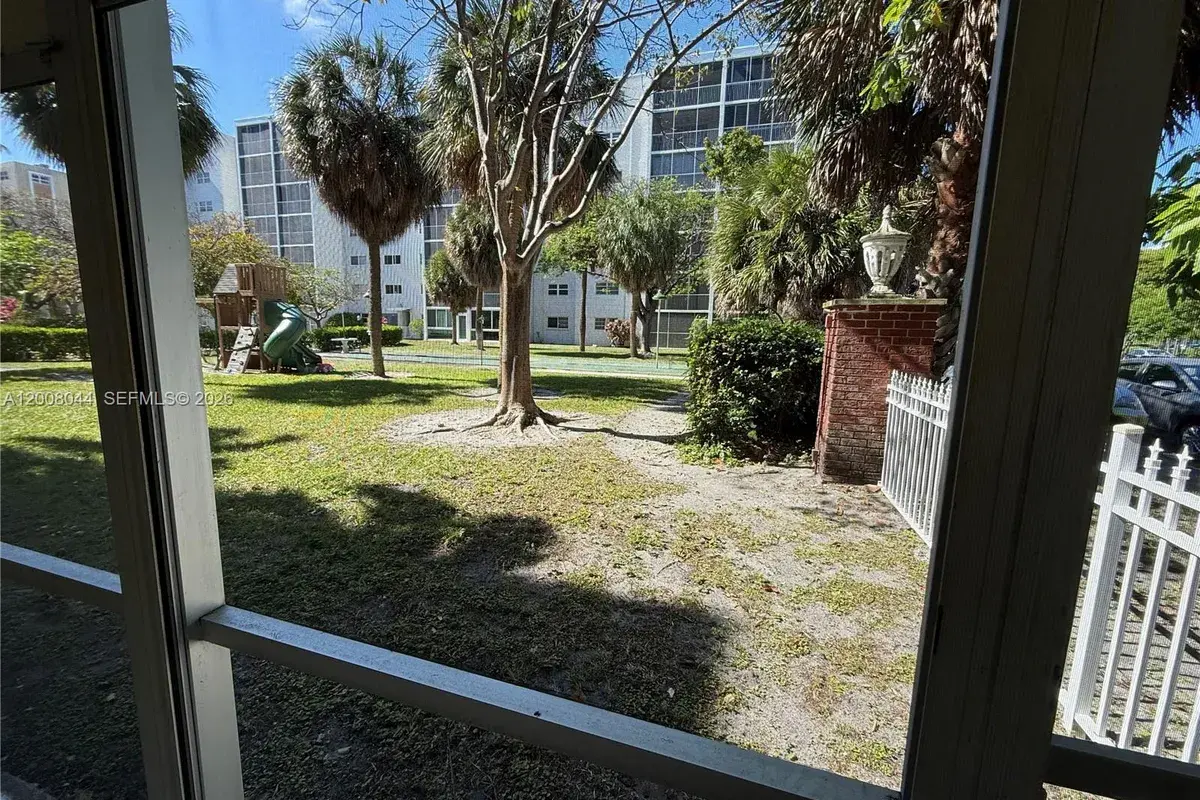 609 NE 14th Ave # 108, Hallandale Beach FL 33009