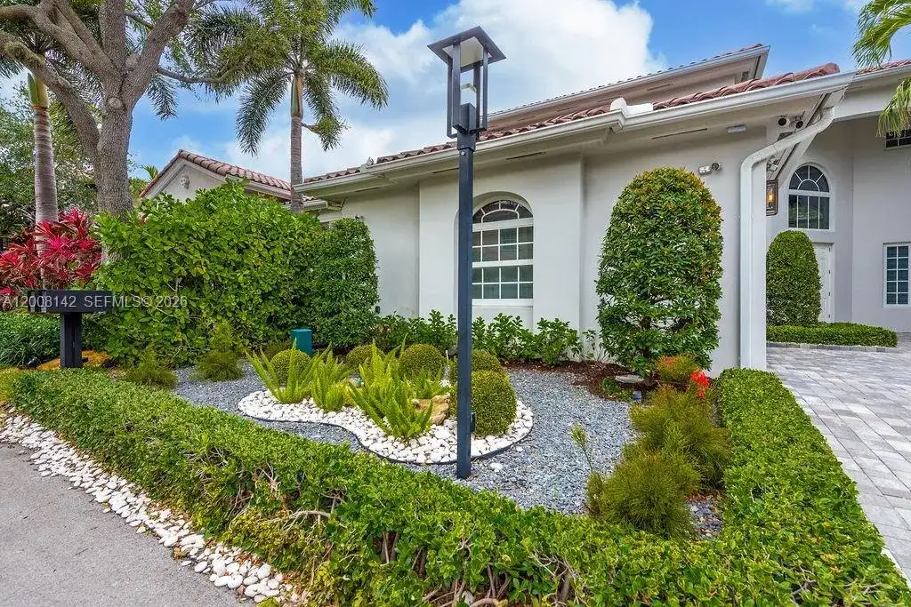 3949 194th Ln, Sunny Isles Beach FL 33160 photo 2