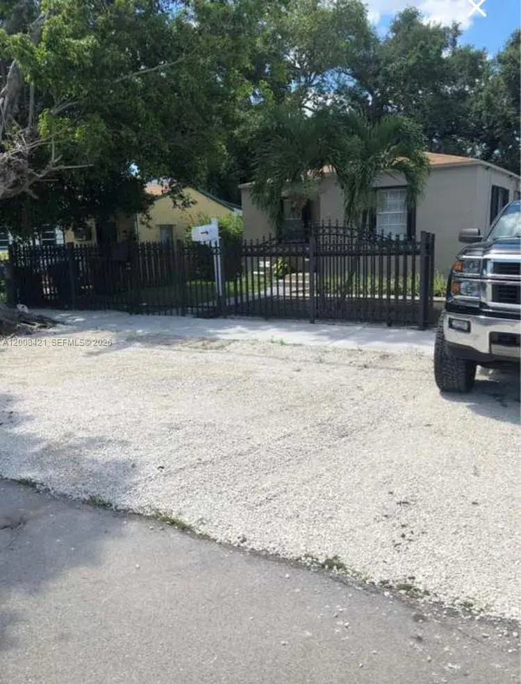 1342 NW 42nd St, Miami FL 33142