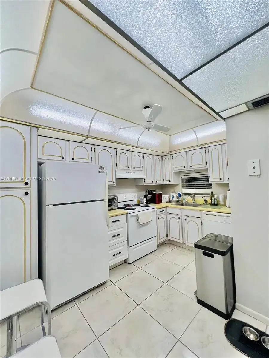 9820 S Hollybrook Lake Dr # 202, Pembroke Pines FL 33025 photo 3