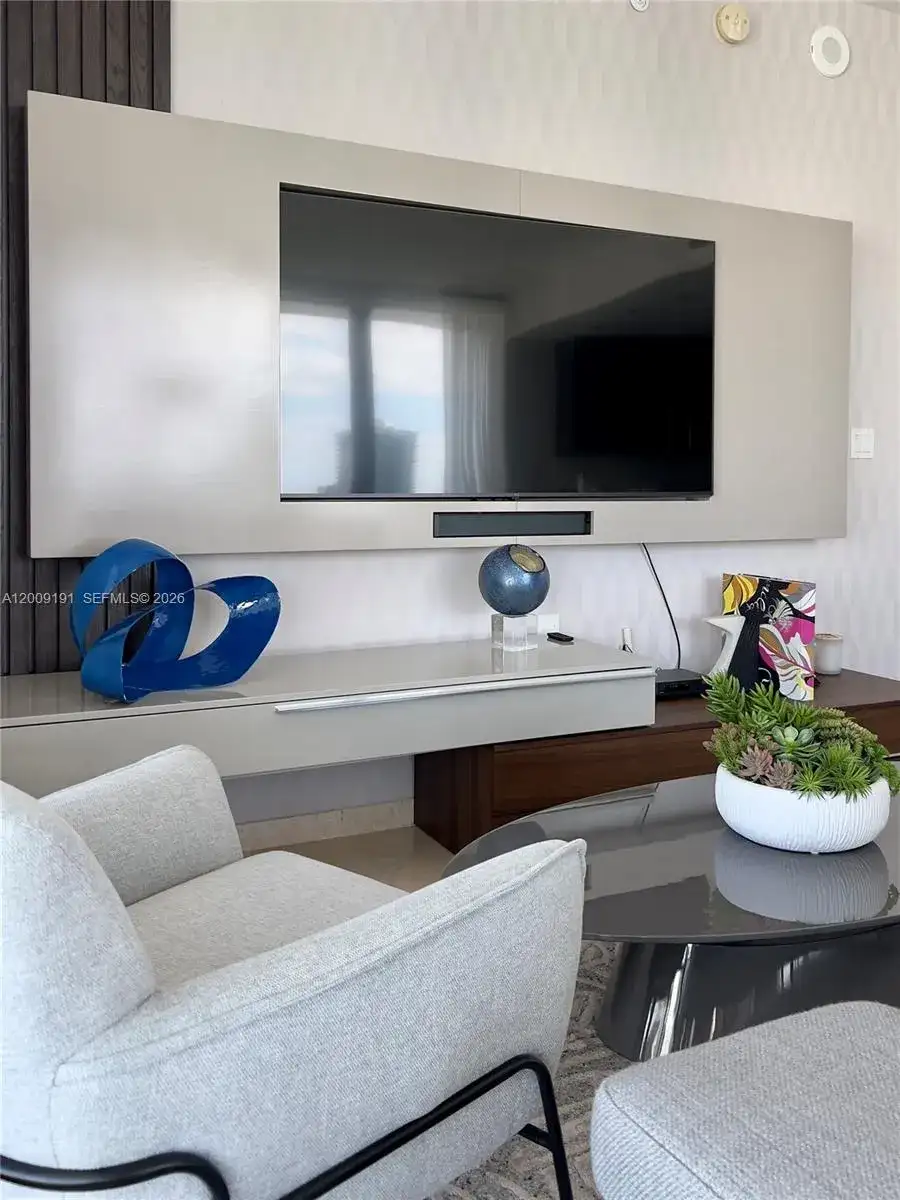 68 SE 6th St # 3611, Miami FL 33131 photo 5