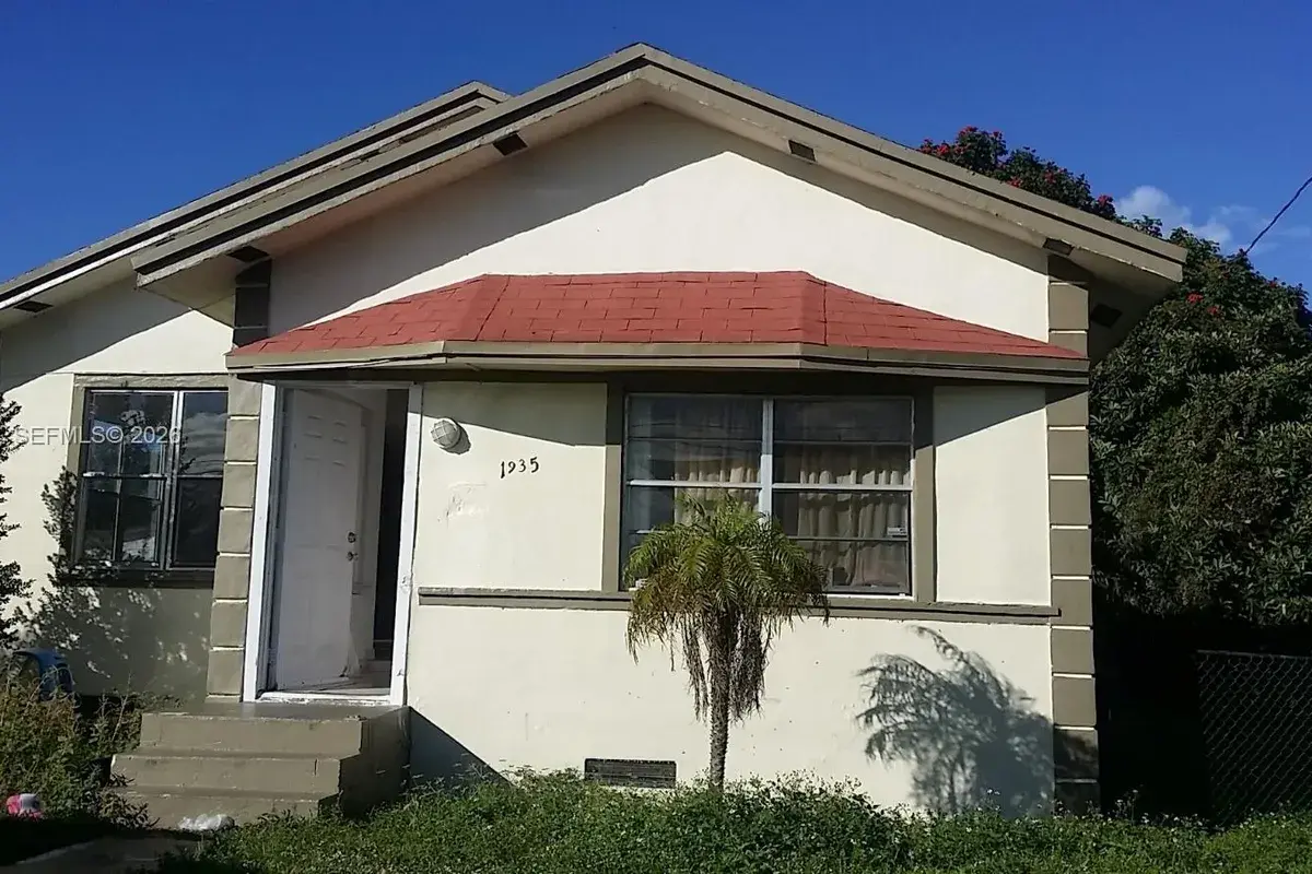 1935 NW 76th St, Miami FL 33147