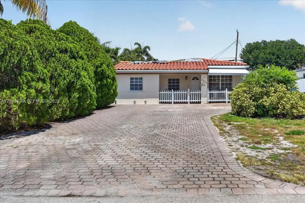 1171 NE 182nd St, North Miami Beach FL 33162 photo 2