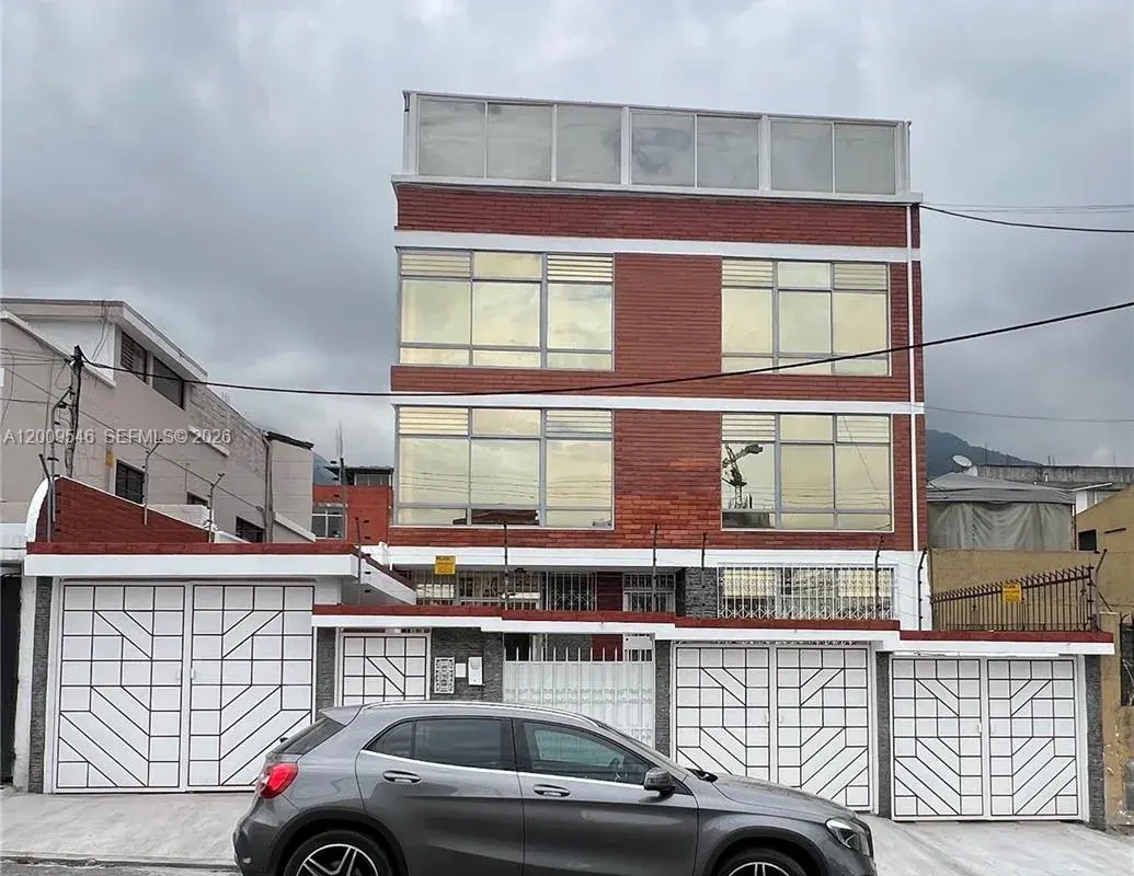 N35-95 Calle Manuela Sáenz, FL