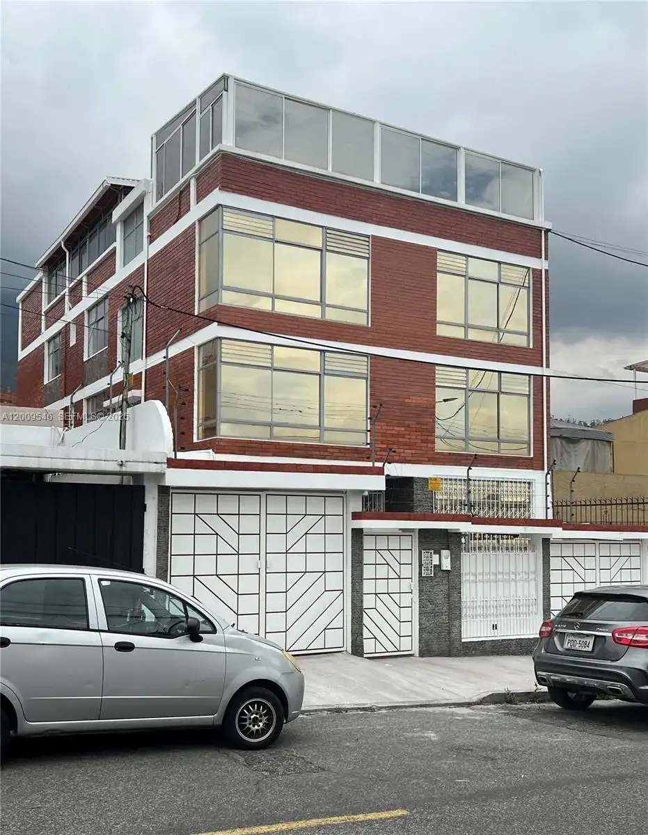N35-95 Calle Manuela Sáenz, FL photo 2