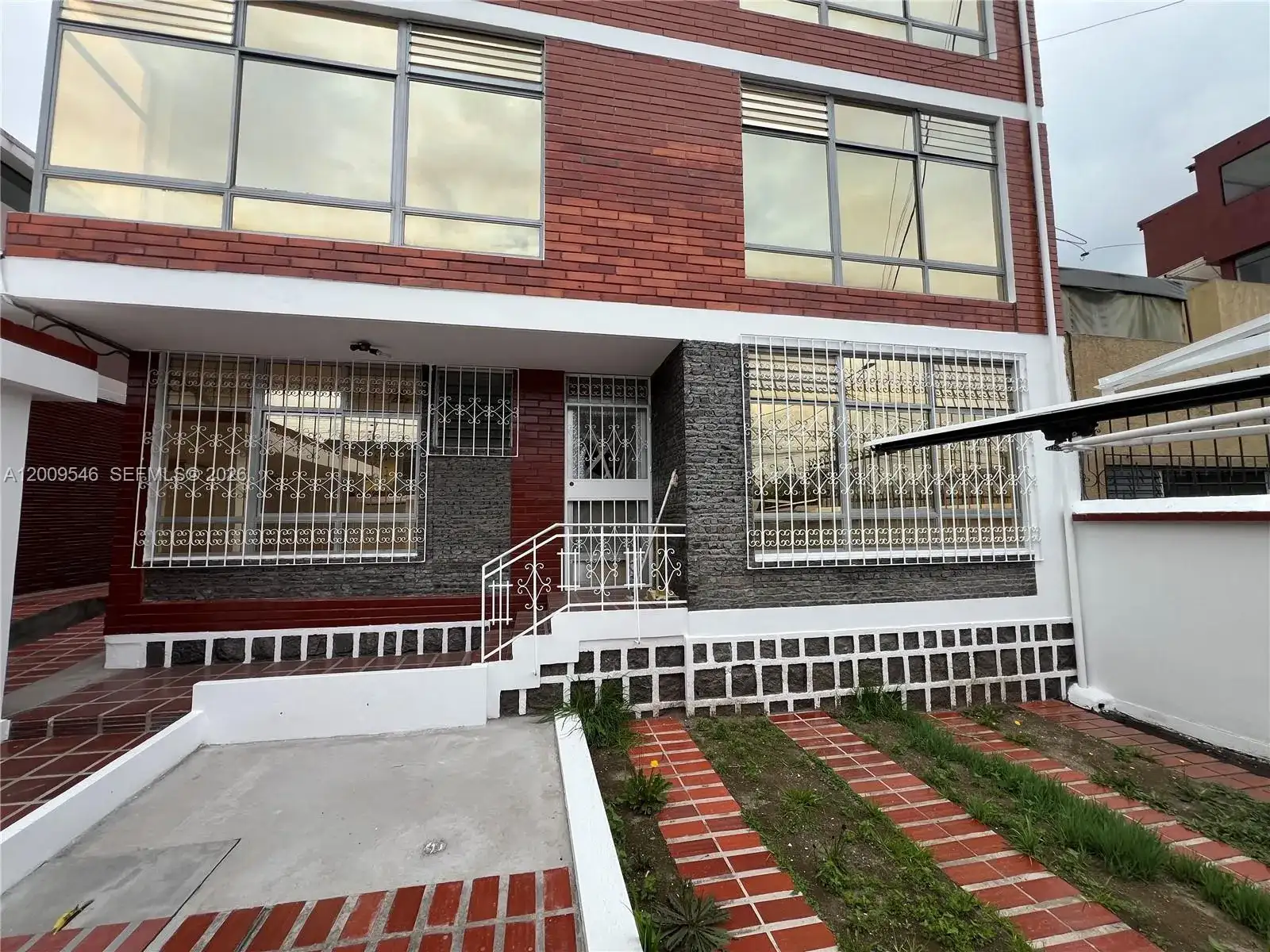N35-95 Calle Manuela Sáenz, FL photo 3