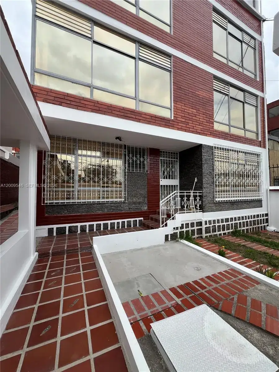 N35-95 Calle Manuela Sáenz, FL photo 4