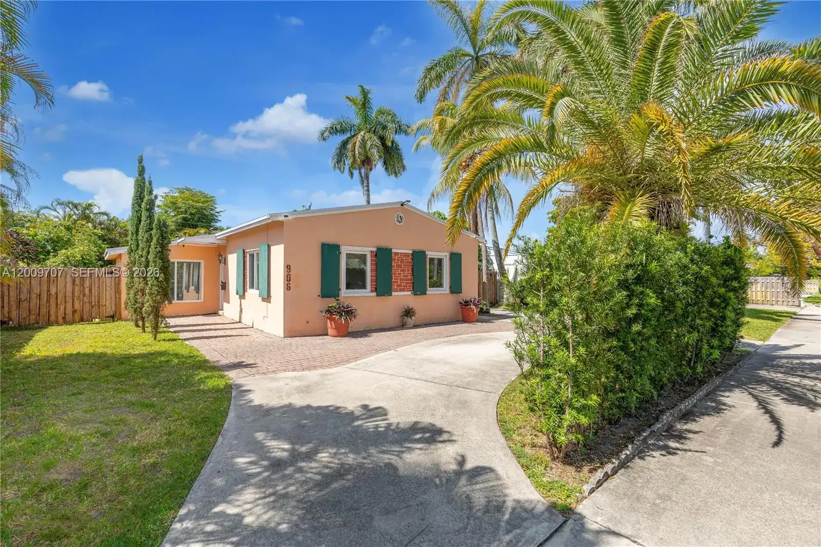 906 NE 5th St, Hallandale Beach FL 33009 photo 2