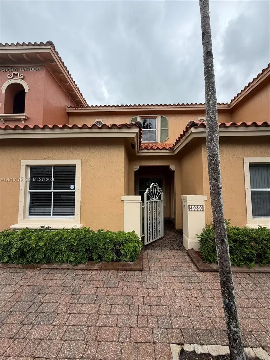 4939 N Harbor Isles Dr # 106, Dania Beach FL 33312