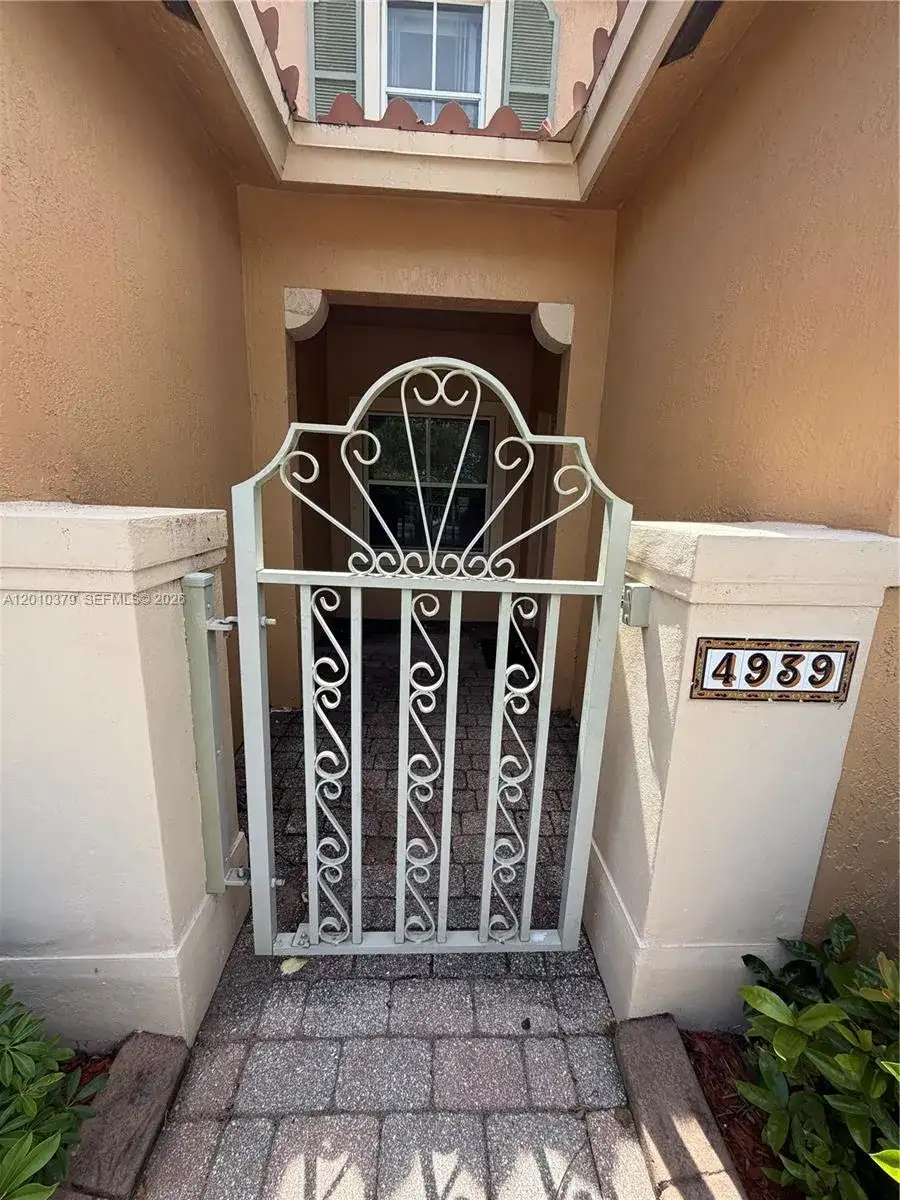 4939 N Harbor Isles Dr # 106, Dania Beach FL 33312 photo 3