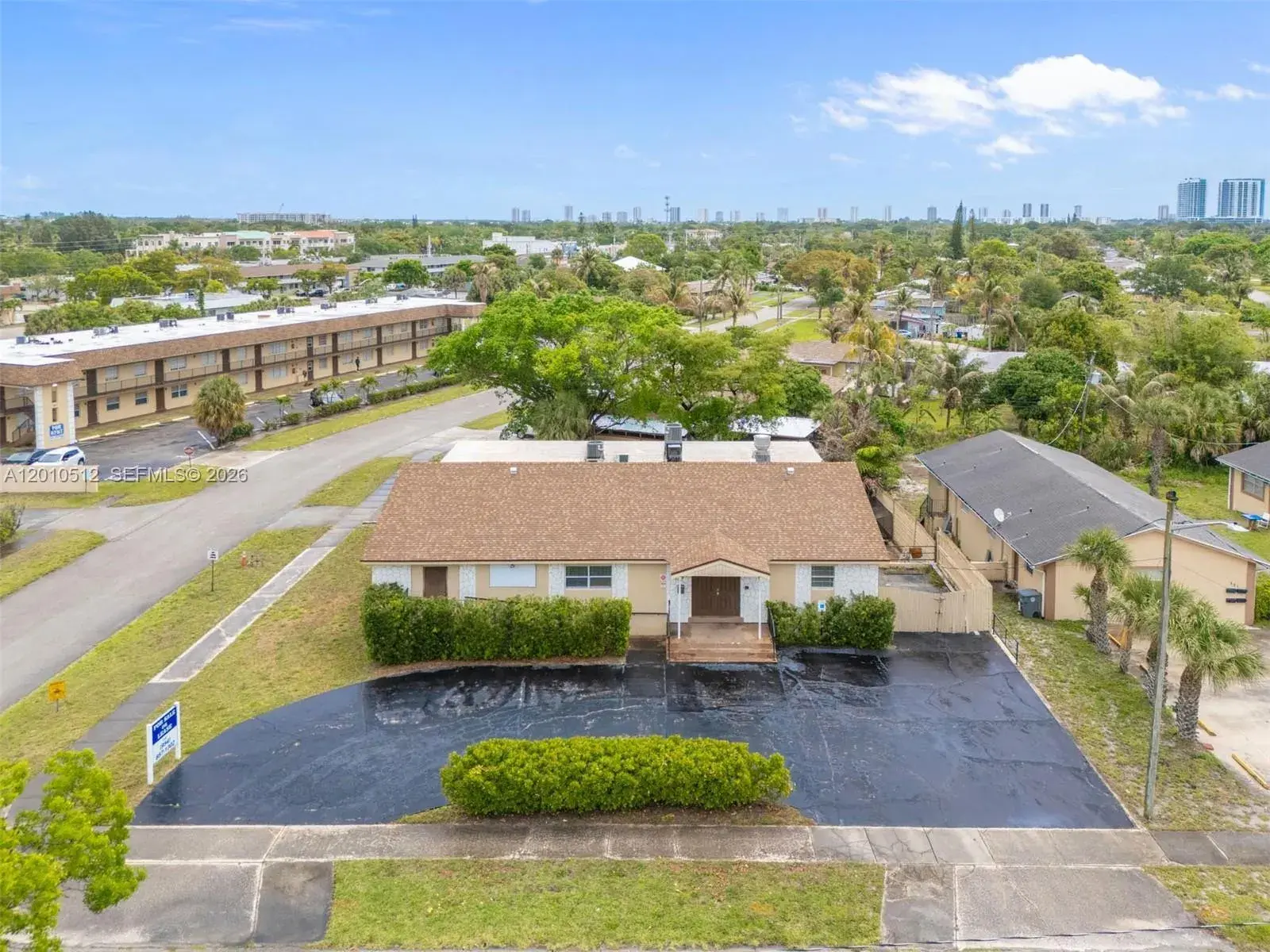 359 10th St, Lake Park FL 33403