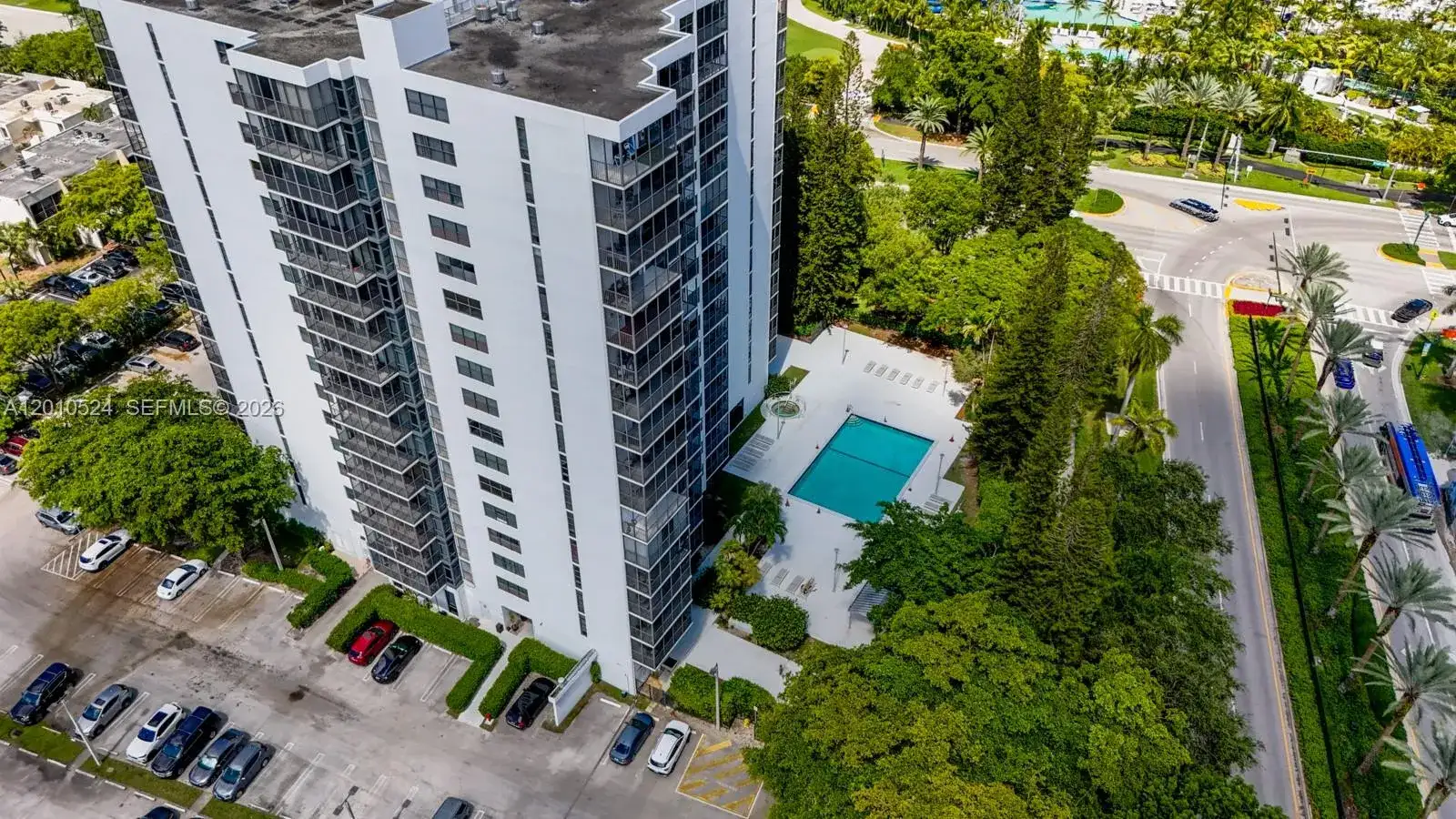 20100 W Country Club Dr # 504, Aventura FL 33180 photo 2