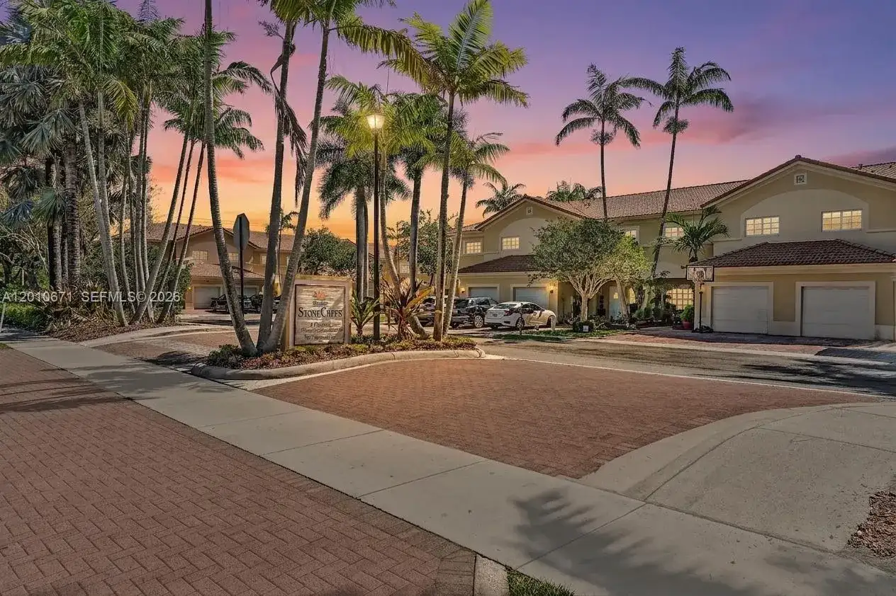 7659 N Stonecreek Cir, Davie FL 33024 photo 2
