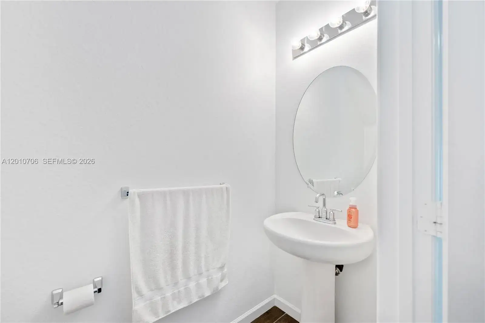 1106 NW 40th Ter, Lauderhill FL 33313 photo 4