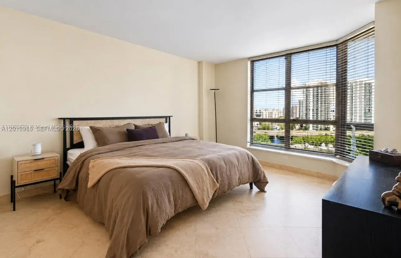 3600 Mystic Pointe Dr # 1209, Aventura FL 33180