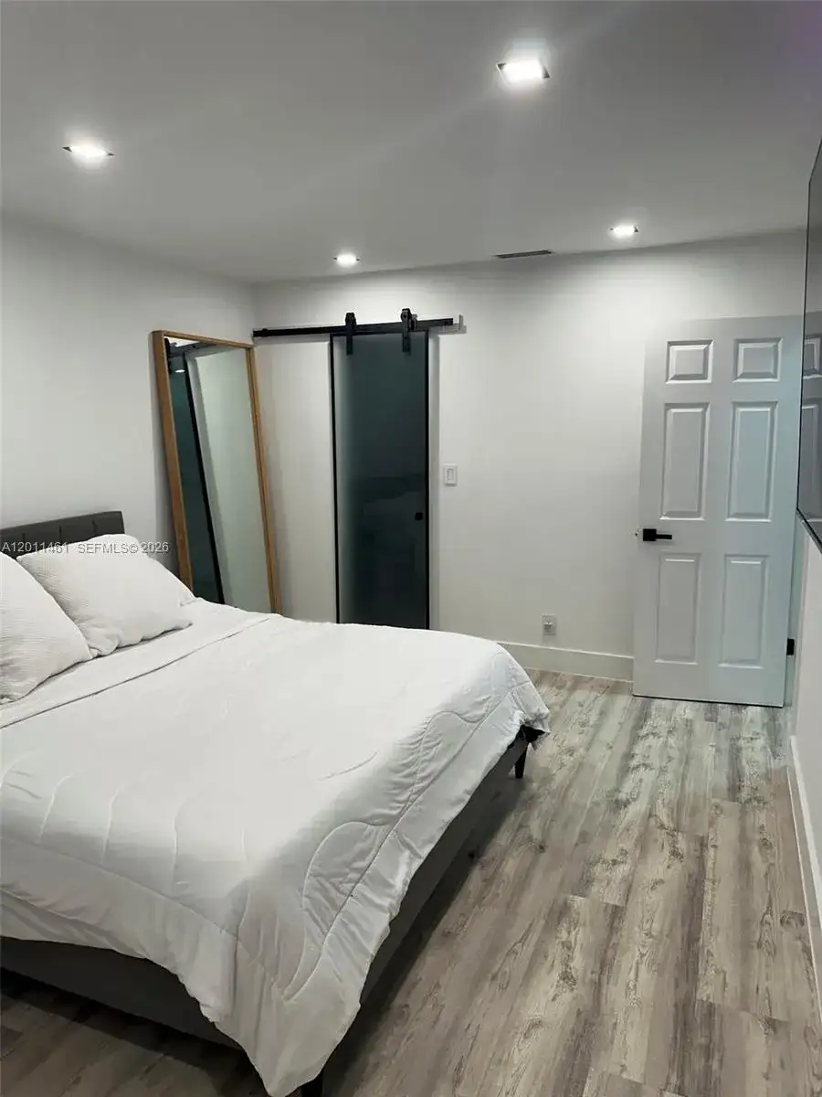 709 SW 79th Ter, North Lauderdale FL 33068 photo 5
