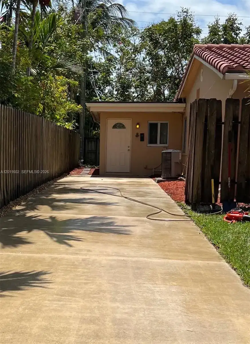 40 SE 8th St, Dania Beach FL 33004 photo 3