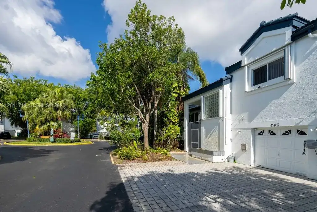 243 NE 212th Ter, Miami FL 33179 photo 2