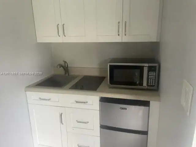 1041 NE 35th St, Oakland Park FL 33334 photo 4