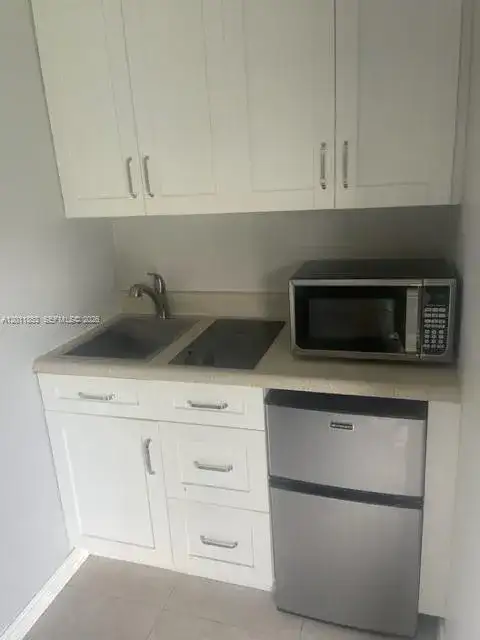 1041 NE 35th St, Oakland Park FL 33334 photo 5