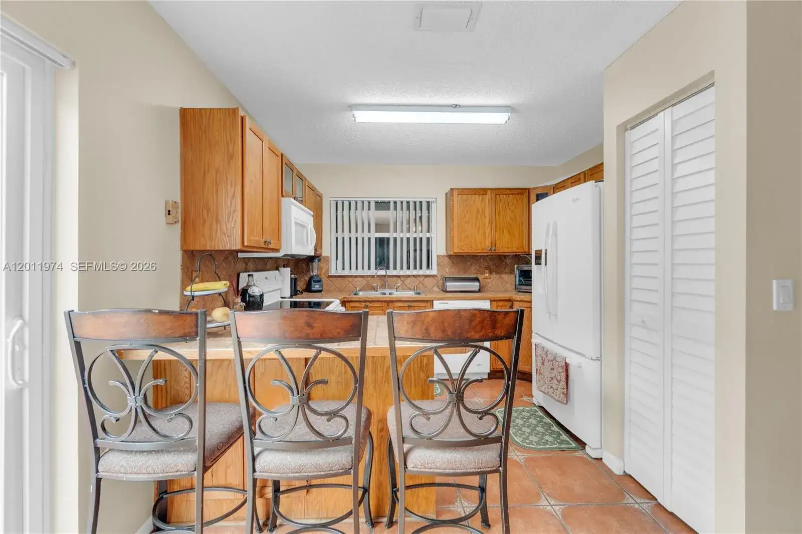375 W Riverbend Dr, Sunrise FL 33326 photo 3