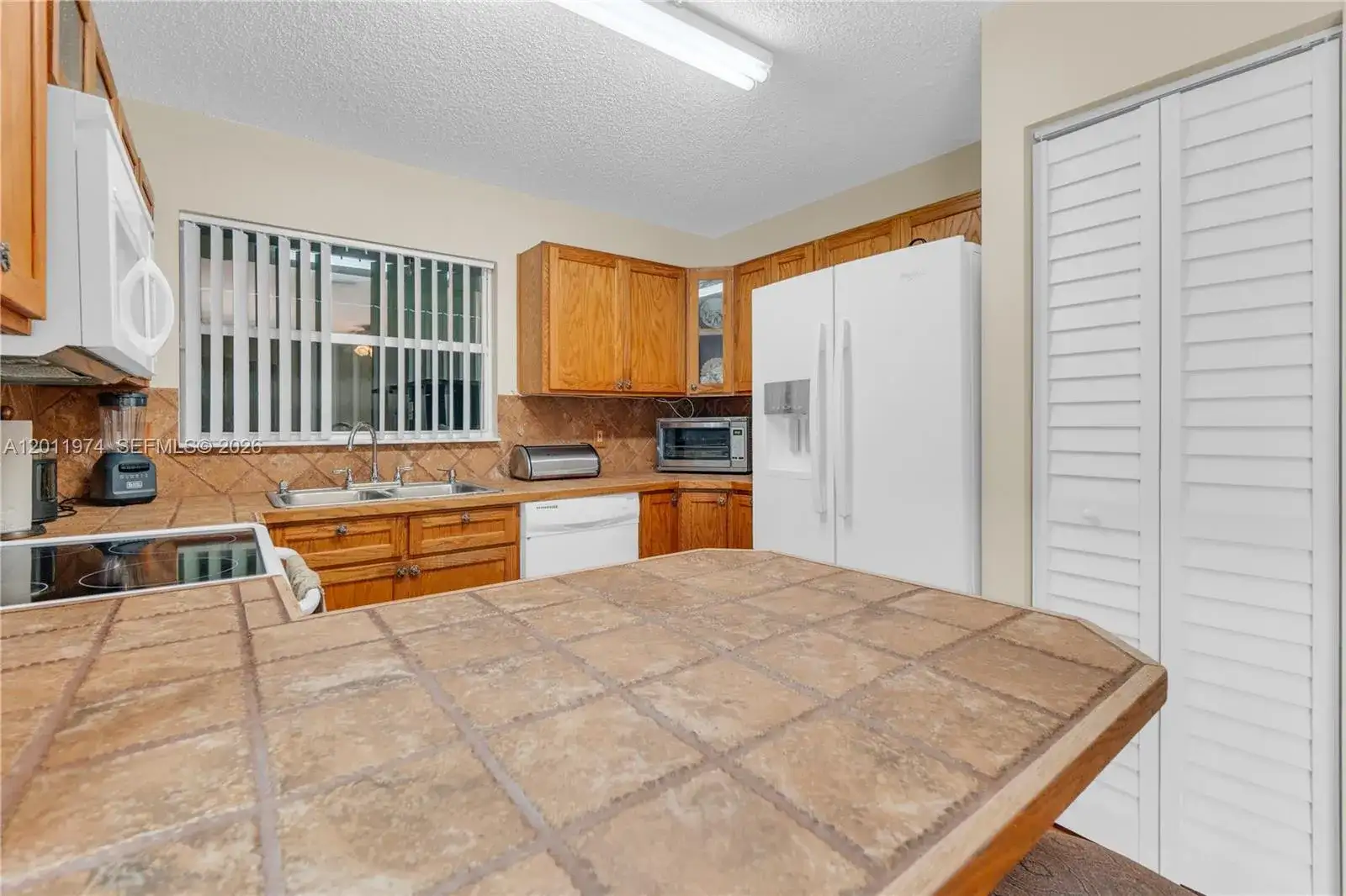 375 W Riverbend Dr, Sunrise FL 33326 photo 4