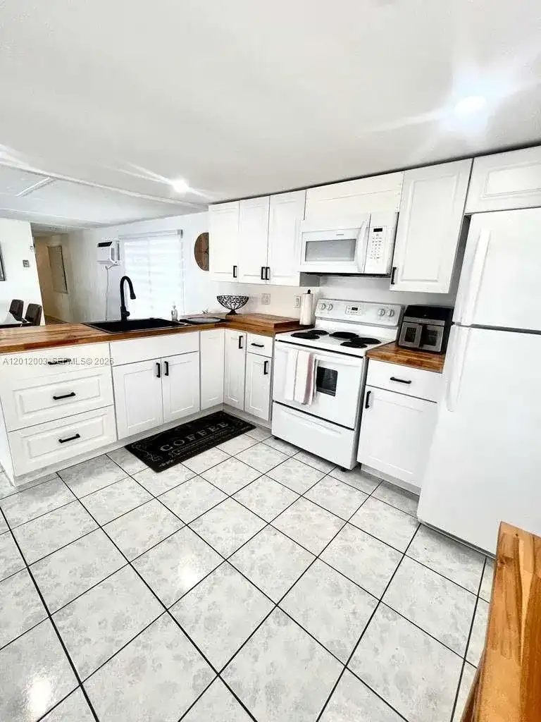 219 W lake dr # 219, Hallandale Beach FL 33009