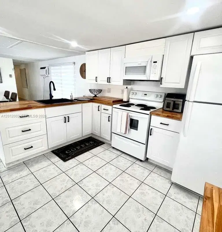 219 W lake dr # 219, Hallandale Beach FL 33009
