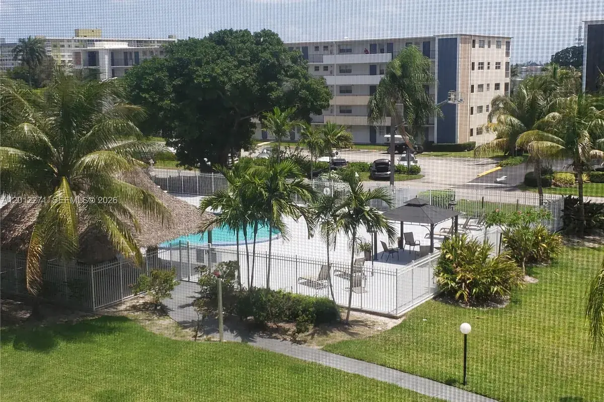 4700 Washington St # 404, Hollywood FL 33021