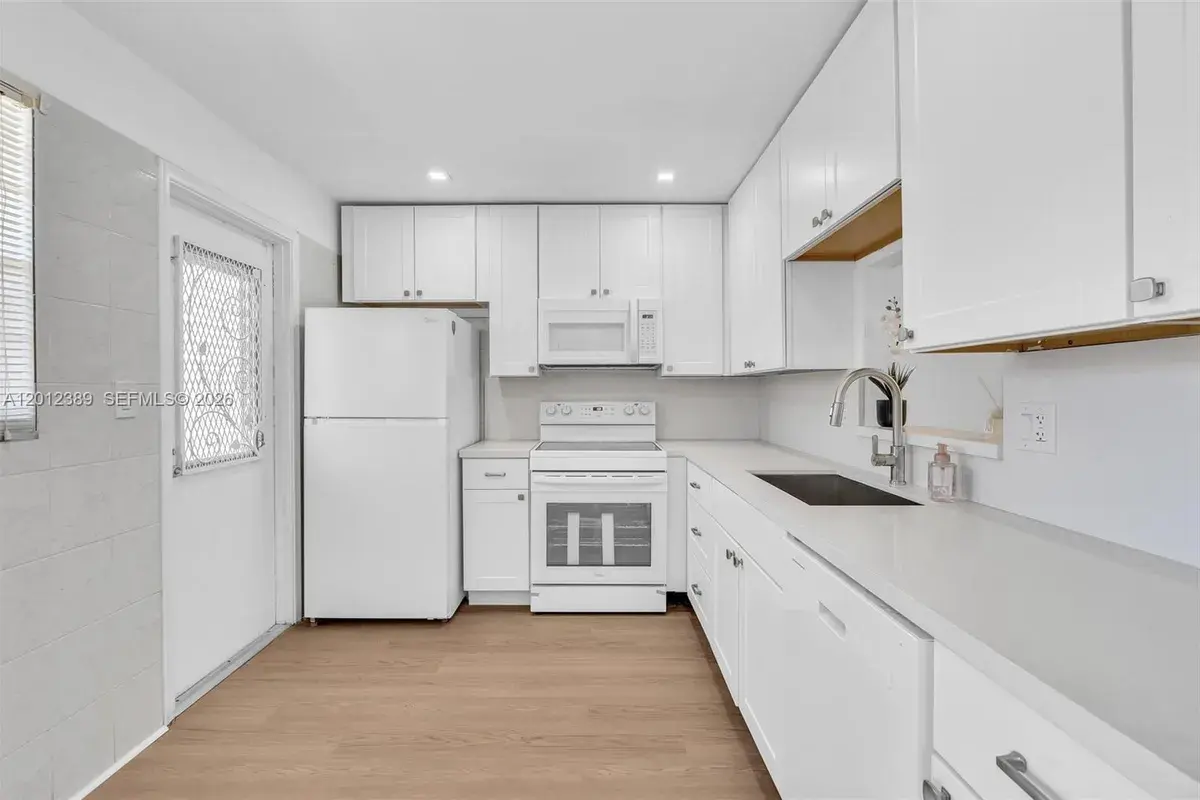 218 NE 12th Ave # 302, Hallandale Beach FL 33009