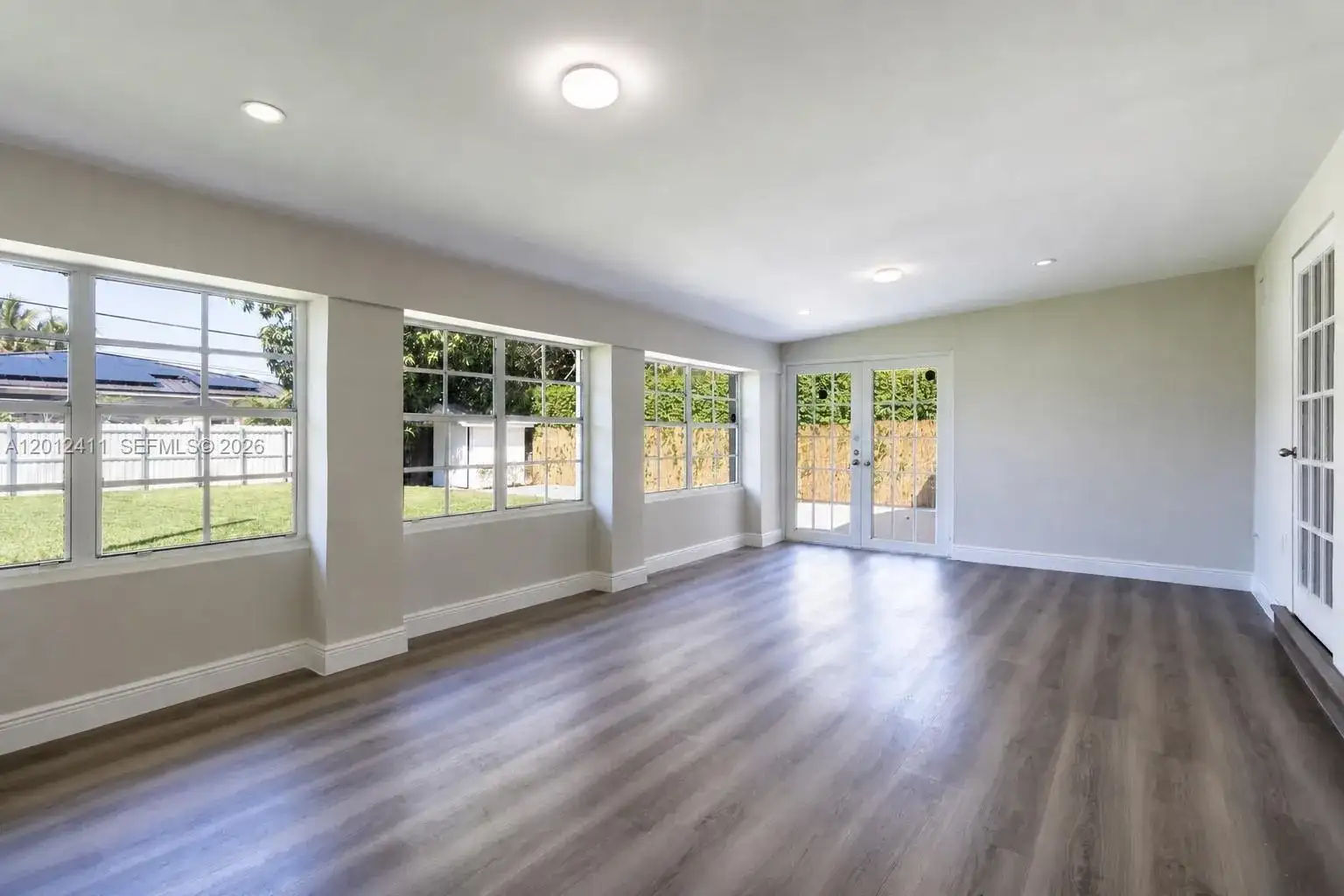 395 W 39th Pl, Hialeah FL 33012 photo 2