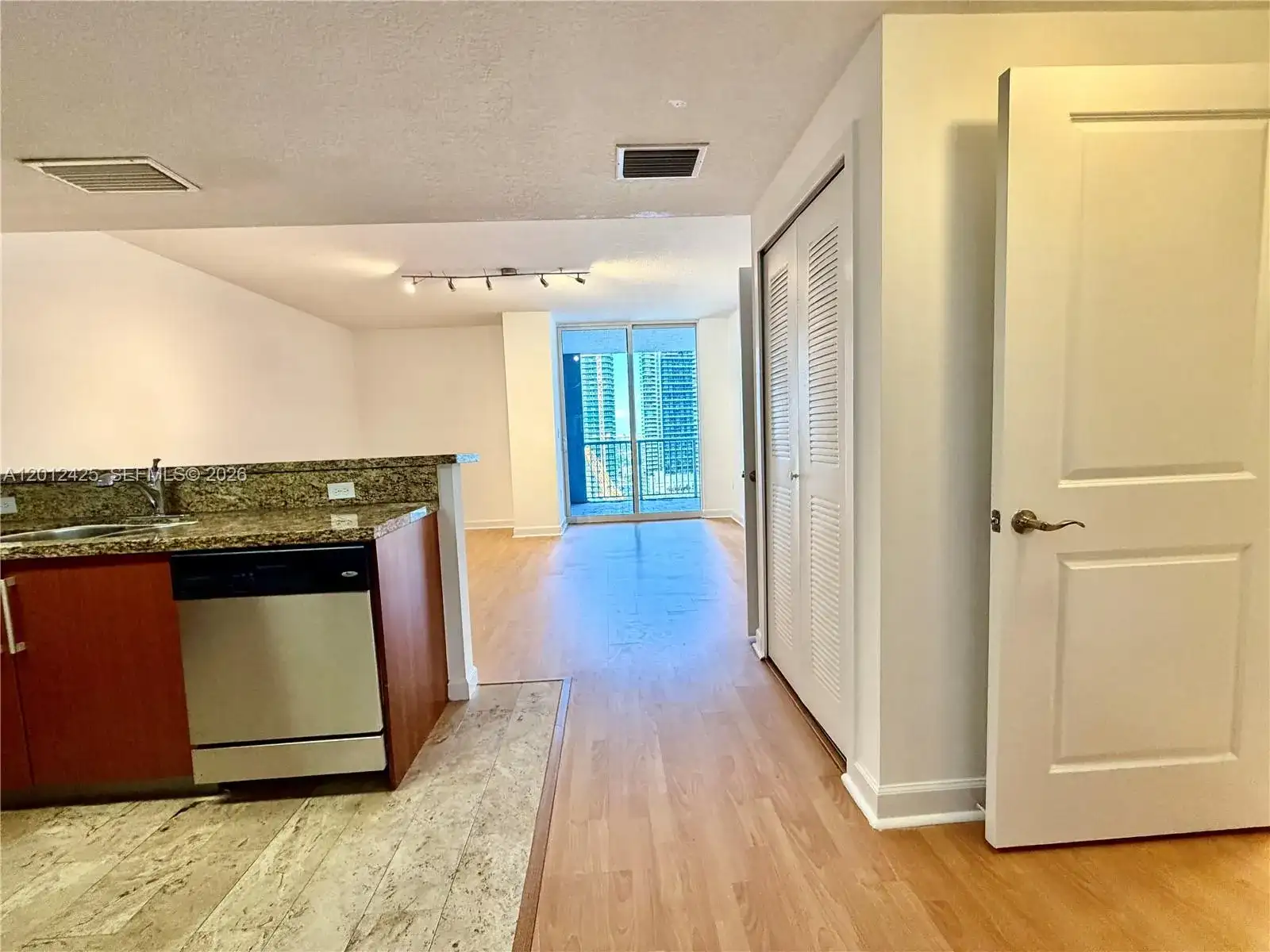 170 SE 14th St # 2906, Miami FL 33131 photo 3