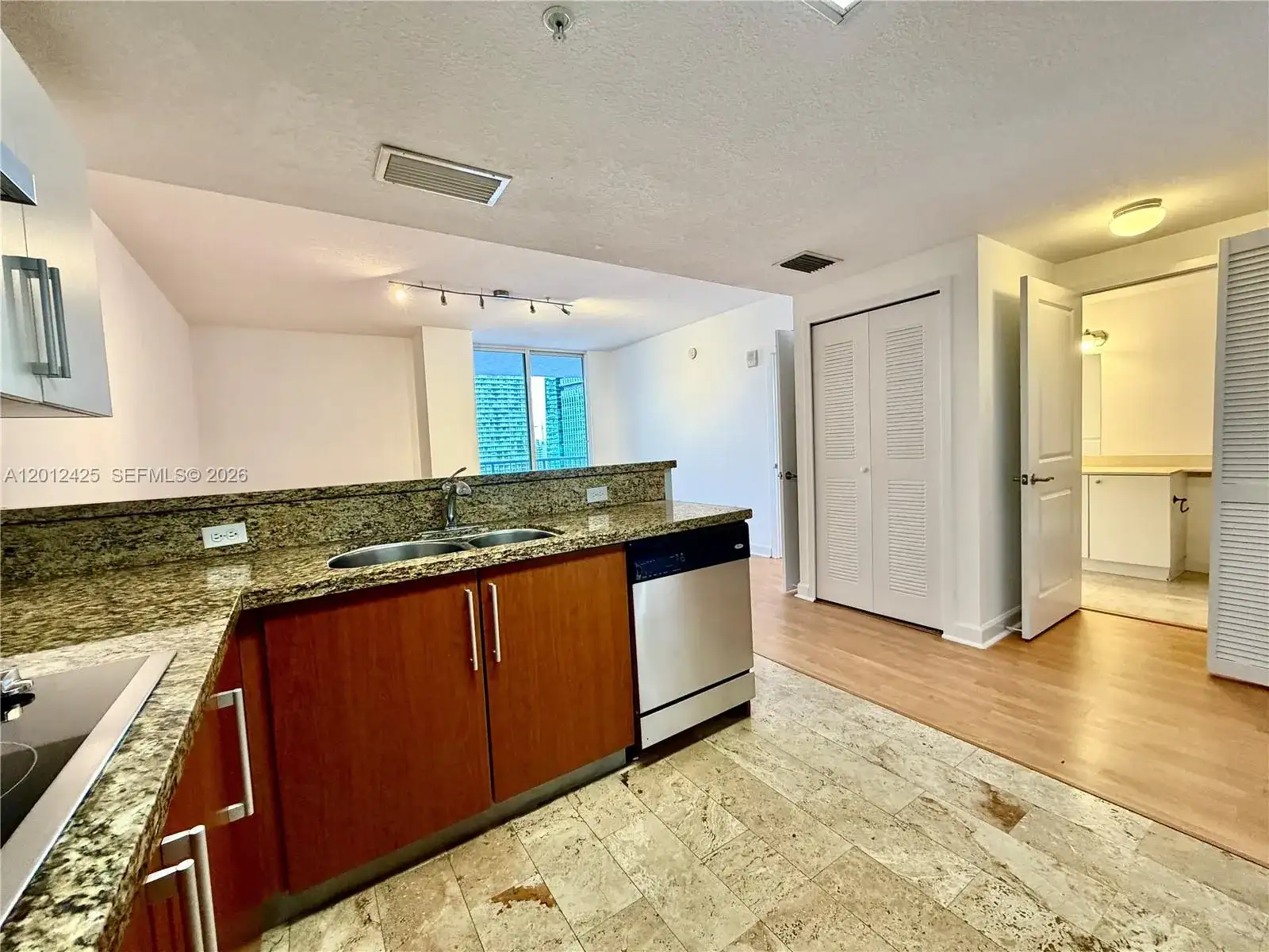 170 SE 14th St # 2906, Miami FL 33131 photo 4